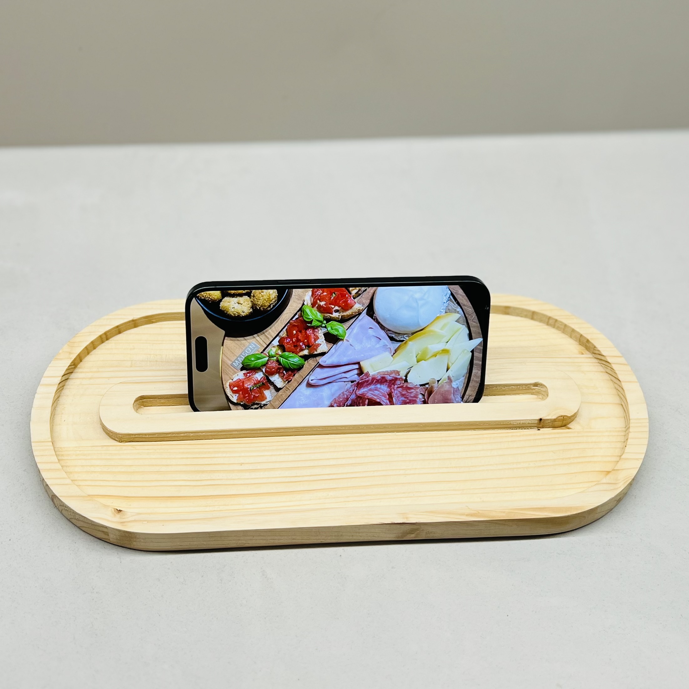 Deska na smartphona i przekąski 33×15 cm – lekka sosna, idealna na warzywa i owoce - obrazek 2