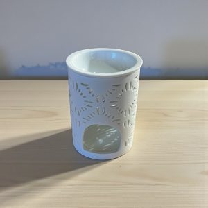 Kominek porcelanowy zapachowy dekorowany 8,5 x 8,5 x 12 cm biały
